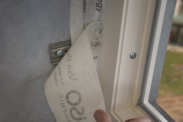 Proste uszczelnianie punktowe z samoprzylepnymi foliami okiennymi-pads