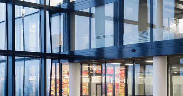 Szkło ognioochronne – chroni przed pożarem, zapewnia estetykę