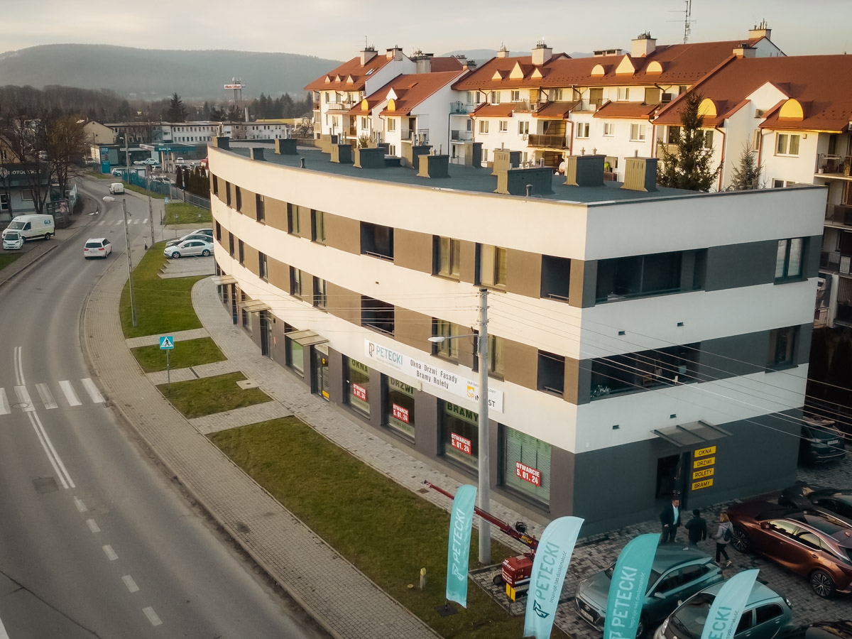 Grupa Petecki z firmą OP Invest otworzyła nowy salon sprzedaży w Nowym Sączu.