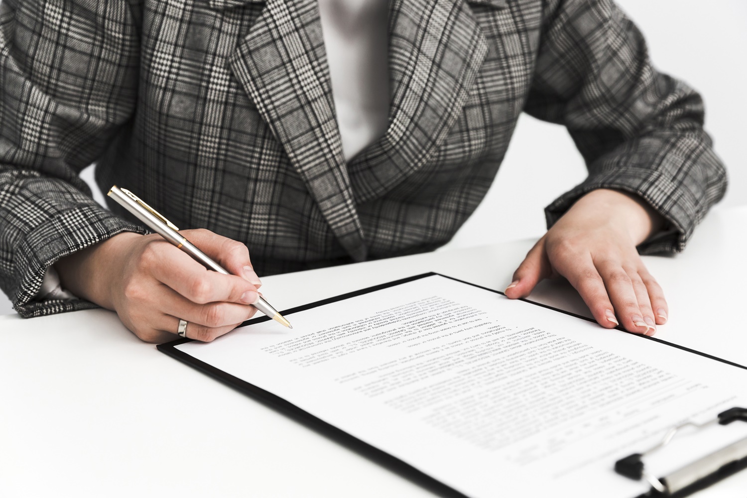 Dlaczego każdy przedsiębiorca powinien posiadać aktualną, zgodną z prawem umowę sprzedaży okien, drzwi, bram etc. z montażem lub bez?