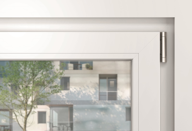 Roto NX: estetyka okna widoczna w każdym detalu. Zawiasy są proste i eleganckie &ndash; bez wystających element&oacute;w nad skrzydłem i bez widocznych wkręt&oacute;w.  fot. Roto.