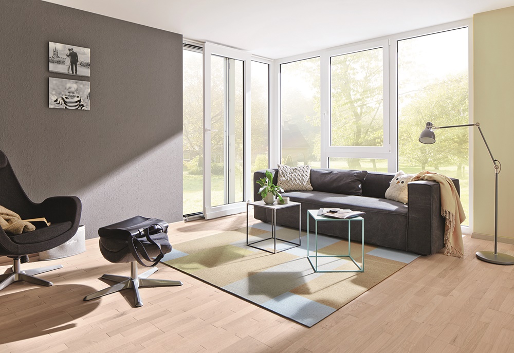 System okuć Roto Patio Alversa do okien przesuwnych i uchylno-przesuwnych umożliwia wykorzystanie element&oacute;w wsp&oacute;lnych we wszystkich czterech wariantach. Zintegrowana mikrowentylacja i RC2 to zalety systemu modułowego. Zdjęcie Roto Patio Alversa &ndash; komfort i bezpieczeństwo.